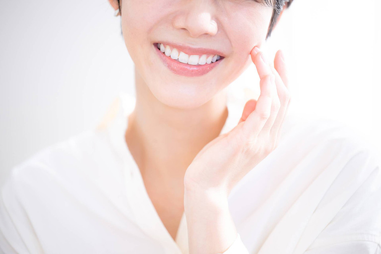 女性の口元